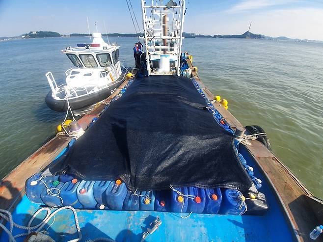 지난 20일 오후 2시께 보령해경이 무기산으로 추정 물질을 적재하고 항해 중인 어선에 대한 검문검색을 실시하고 있다.(사진=보령해양경찰서 제공) *재판매 및 DB 금지
