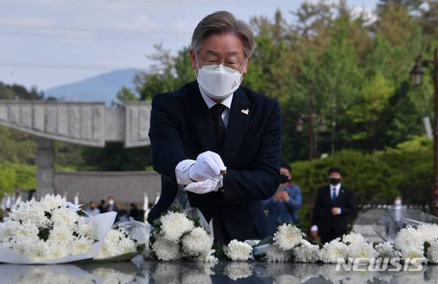 [광주=뉴시스] 변재훈 기자 = 더불어민주당 대권 주자인 이재명 경기도지사가 5·18민주화운동 41주기를 맞아 18일 오후 광주 북구 운정동 국립 5·18민주묘지에서 오월 영령 앞에 분향하고 있다. 2021.05.18. wisdom21@newsis.com