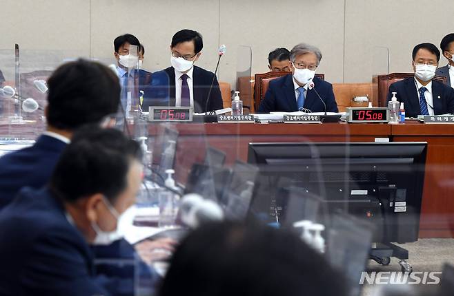 [서울=뉴시스] 최동준 기자 = 권칠승 중소벤처기업부 장관이 21일 서울 여의도 국회에서 열린 산업통상자원중소벤처기업위원회의 중소벤처기업부, 특허정에 대한 종합감사에서 질의에 답변하고 있다. (공동취재사진) 2021.10.21. photo@newsis.com