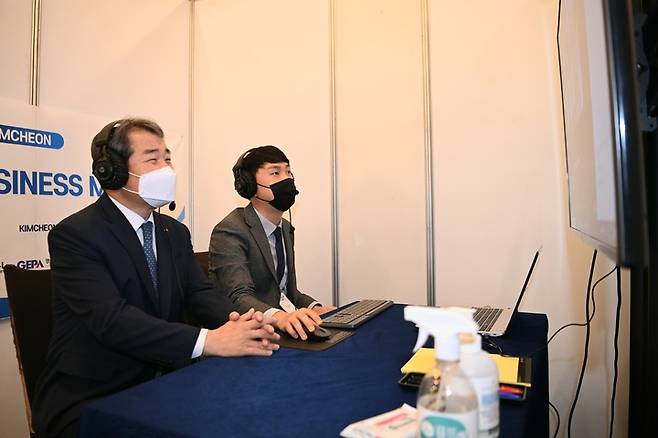 김충섭(왼쪽) 김천시장이 수출상담 과정을 지켜보고 있다 (사진=김천시 제공) *재판매 및 DB 금지