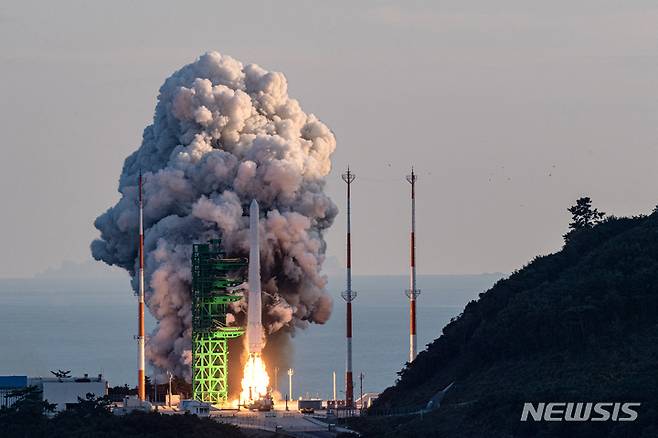 [고흥=뉴시스] 사진공동취재단 = 한국형 발사체 누리호(KSLV-ll)가 21일 전남 고흥군 나로우주센터 제2발사대에서 화염을 내뿜으며 힘차게 날아오르고 있다. 누리호는 1.5t급 실용위성을 지구저궤도(600~800km)에 투입하기 위해 만들어진 3단 발사체이며 엔진 설계에서부터 제작, 시험, 발사 운용까지 모두 국내 기술로 완성한 최초의 국산 발사체이다. 2021.10.21. photo@newsis.com