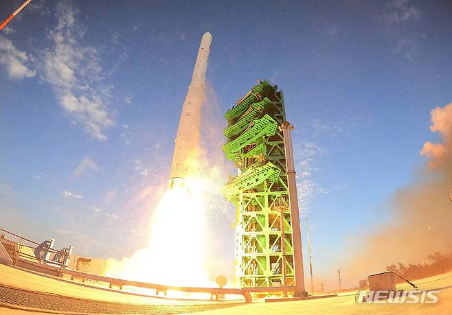 [고흥=뉴시스] 사진공동취재단 = 21일 전남 고흥군 나로우주센터 제2발사대에서 발사된 한국형 발사체 누리호(KSLV-ll)가 우주를 향해 비행하고 있다. 누리호는 1.5t급 실용위성을 지구저궤도( 600~800km)에 투입하기 위해 만들어진 3단 발사체이며 엔진 설계에서부터 제작, 시험, 발사 운용까지 모두 국내 기술로 완성한 최초의 국산 발사체이다. 2021.10.21. photo@newsis.com