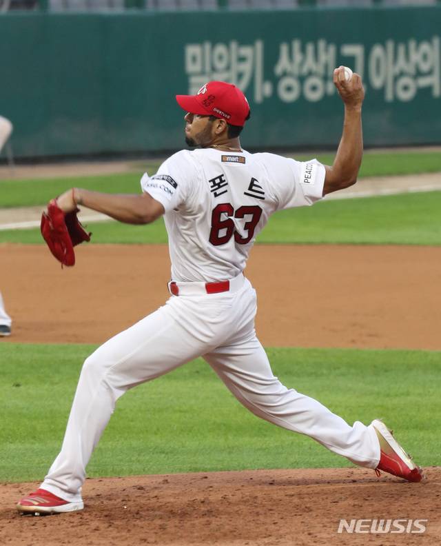 [인천=뉴시스]전진환 기자 = 프로야구  LG 트윈스와 SSG 랜더스의 경기가 열린 24일 오후 인천 SSG 랜더스필드에서 SSG 선발 폰트가 역투하고 있다.  2021.06.24. amin2@newsis.com