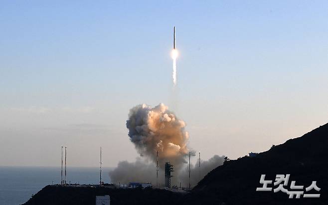 한국형 발사체 누리호(KSLV-ll)가 21일 고흥군 나로우주센터 제2발사대에서 화염을 내뿜으며 힘차게 날아오르고 있다. 누리호는 1.5t급 실용위성을 지구저궤도(600~800km)에 투입하기 위해 만들어진 3단 발사체이며 엔진 설계에서부터 제작, 시험, 발사 운용까지 모두 국내 기술로 완성한 최초의 국산 발사체이다. 고흥=사진공동취재단