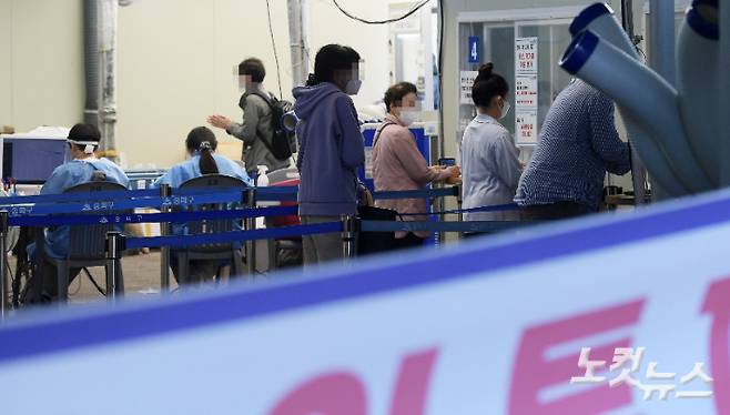 코로나19 선별진료소에 시민들이 코로나19 검사를 받기 위해 줄 서 있다. 이한형 기자