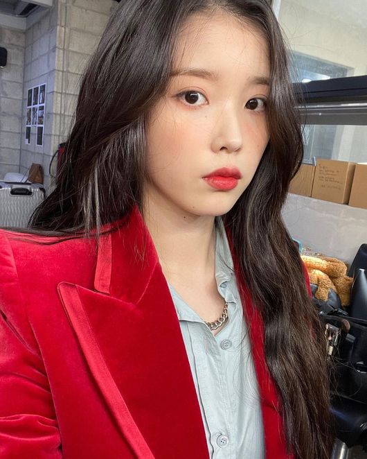 Singer IU showed off her unique beauty.On the afternoon of the 21st, IU posted several self-portraits on personal SNS, saying, The sky color is good.In the photo, IU is wearing a luxury brand costume and making a fascinating look.The IU boasted a unique clean atmosphere, perfecting various colors of costumes such as red and brown, as well as light blue with a refreshing appearance.Especially, IU recently released a new song strawberry moon which maximizes dreamy and mysterious charm, so fans also commented on My sister is good, I am a princess and I am so beautiful and showed goodness in the recent situation of IU.Meanwhile, IU released its new digital single strawberry moon (strawberry moon) on the 19th.Strawberry Moon is a pop rock song with delicate voice and dreamy synth sound of IU. It captures the ears of the listeners with the perfect harmony of the light rhythm that leads the sound and the electronic elements contained everywhere.IU SNS