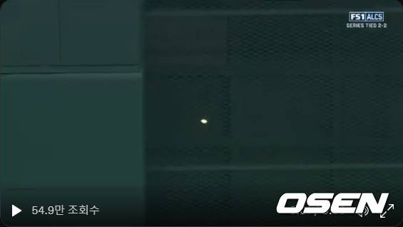 [사진] 21일(한국시간) 펜웨이 파크에서 열린 휴스턴과 보스턴의 ALCS 5차전 도중 중견수 쪽 벽에 나타나 경기를 잠깐 중단시켰던 정체불명의 불빛(가운데). <FOX스포츠:MLB 공식 트위터 캡처>