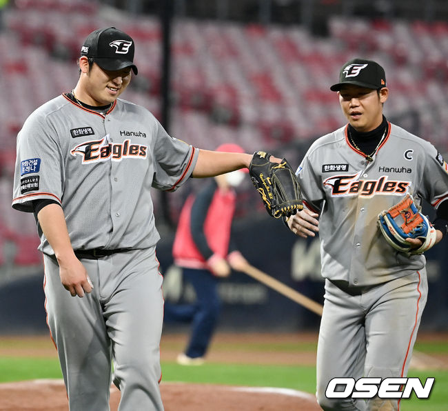 [OSEN=광주, 민경훈 기자] 21일 오후 광주 KIA 챔피언스필드에서 ‘2021 신한은행 SOL KBO리그’ KIA 타이거즈와 한화 이글스의 경기가 열렸다. 5회말을 마친 한화 선발 김민우가 덕아웃으로 향하며 하주석과 하이파이브를 하고 있다. 2021.10.21 / rumi@osen.co.kr