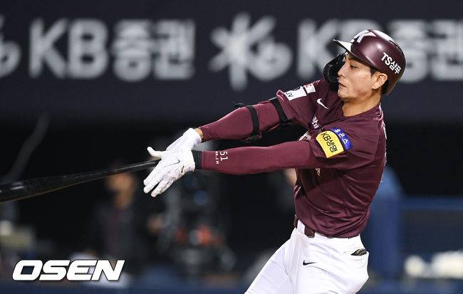 [OSEN=잠실,박준형 기자] 21일 서울 잠실구장에서 2021 신한은행 SOL KBO리그 LG 트윈스와 키움 히어로즈의 경기가 진행됐다.3회초 무사 1,2루 키움 이정후가 재역전 1타점 적시타를 날리고 있다. 2021.10.21 / soul1014@osen.co.kr