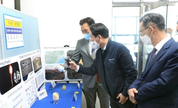 성윤모 산업통상자원부 장관(가운데)이 지난 4월 성림첨단산업을 방문해 생산라인을 둘러보고 있다. 뉴스1