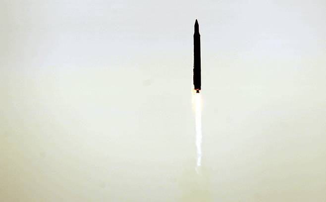 2013년 1월30일 오후 전남 고흥 외나로도 나로우주센터에서 우리나라 최초 우주발사체 '나로호(KSLV-I)'가 우주를 향해 힘차게 날아오르고 있다. 뉴시스