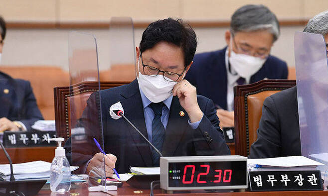 박범계 법무부장관이 21일 서울 여의도 국회에서 열린 법제사법위원회 종합감사에서 의원들의 자료 제출 요구를 듣고 있다. 허정호 선임기자