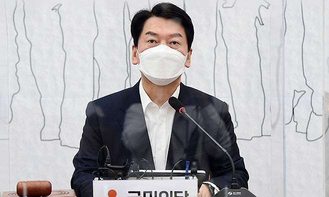 안철수 국민의당 대표가 21일 서울 여의도 국회에서 열린 최고위원회의에서 발언하고 있다. 공동취재사진