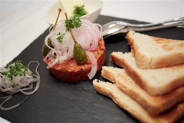 서양식 육회인 비프 타르타르 위에 얹혀 있는 케이퍼 베리. 케이퍼보다 훨씬 크고 꼭지가 달려 있는 케이퍼 베리는 케이퍼 꽃이 지고 난 후 열리는 과실로, 스페인과 그리스에서 특히 안주로 인기가 높다.