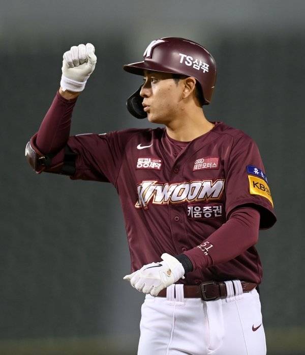 21일 서울 잠실야구장에서  2021 신한은행 SOL KBO리그  키움 히어로즈와 LG 트윈스 경기가 열렸다. 1회초 1사 2루 키움 이정후가 선제 1타점 적시타를 치고 1루에서 기뻐하고 있다. 잠실 | 김종원 기자 won@donga.com