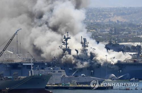 작년 7월 발생한 미국 해군 본험 리처드함 화재 [AP 연합뉴스 자료사진. 재판매 및 DB 금지]