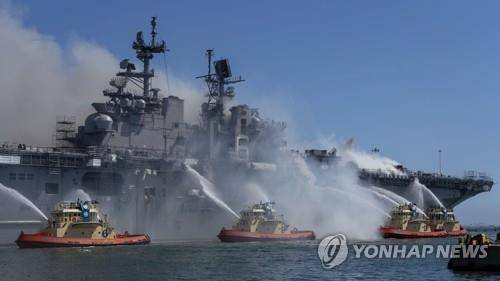 본험 리처드함 화재 당시 소방선을 동원해 물을 뿌리는 장면 [EPA 연합뉴스 자료사진. 재판매 및 DB 금지]