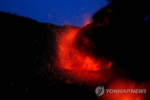 분화하는 라팔마섬 쿰브레 비에하 화산 (엘파소 로이터=연합뉴스) 19일(현지시간) 스페인령 카나리아제도 라팔마섬 쿰브레 비에하 화산이 분화하는 모습. 2021.10.20 photo@yna.co.kr