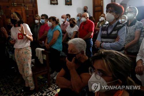 화산 분출이 멈추기를 기도하는 미사 (라팔마<스페인> 로이터=연합뉴스) 19일(현지시간) 스페인령 카나리아제도 라팔마섬 성당에서 화산 분출이 멈추기를 기도하는 미사에 참석한 사람들. 2021.10.20 photo@yna.co.kr