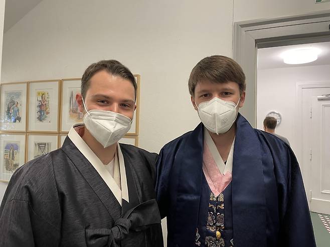 베를린자유대 한국학과 신입생 다리우스와 도미닉 (베를린=연합뉴스) 이 율 특파원 = 베를린자유대 한국학과 신입생 다리우스와 도미닉이 연합뉴스와 인터뷰하고 있다. 2021.10.15