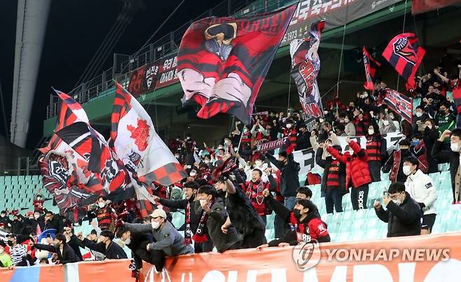 기뻐하는 포항 팬들 (전주=연합뉴스) 최영수 기자 = 20일 오후 전북 전주월드컵경기장에서 열린 아시아축구연맹(AFC) 챔피언스리그(ACL) 준결승전에서 포항이 울산에 승부차기에서 이기자 팬들이 기뻐하고 있다. 2021.10.20 kan@yna.co.kr