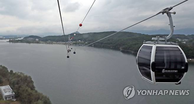 '호수 가로질러' 춘천 케이블카 [연합뉴스 자료사진]