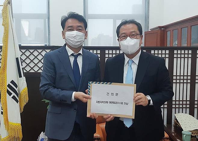 여권 발급 수수료 지자체 배분 비율 조정 건의 (남양주=연합뉴스) 전국 대도시시장협의회 부회장인 조광한(오른쪽) 경기 남양주시장이 지난 20일 국회를 방문해 이광재 외교통일위원장에게 여권 발급 수수료 지방자치단체 배분 비율 조정을 건의했다. 2021.10.21 [남양주시 제공. 재판매 및 DB 금지]