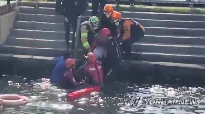 청초호 익수자 구조 (속초=연합뉴스) 21일 속초 청초호에 빠진 50대 남성을 해경과 119구조대원들이 구조하고 있다.
    2021.10.21
    [속초해경 제공.재판매 및 DB금지] momo@yna.co.kr