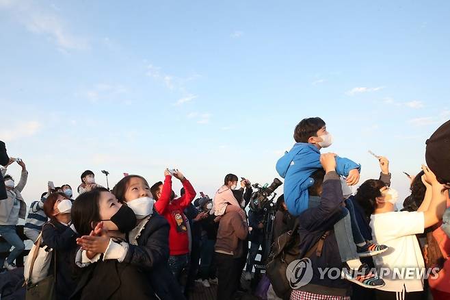 솟아오르는 누리호 지켜보는 시민들 (고흥=연합뉴스) 천정인 기자 = 21일 오후 전남 고흥군 봉남등대 전망대에서 시민들이 한국형 발사체 누리호(KSLV-II) 발사 장면을 지켜보고 있다. 2021.10.21 iny@yna.co.kr