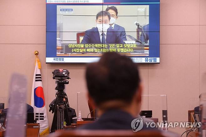 질의하는 박범계 법무부 장관 (서울=연합뉴스) 안정원 기자 = 박범계 법무부 장관이 21일 오전 서울 여의도 국회에서 열린 법제사법위원회의 법무부, 대법원 등에 대한 종합감사에서 국민의힘 유상범 의원에게 성남시청 압수수색 관련 질의를 듣고 있다. 2021.10.21 [국회사진기자단] jeong@yna.co.kr