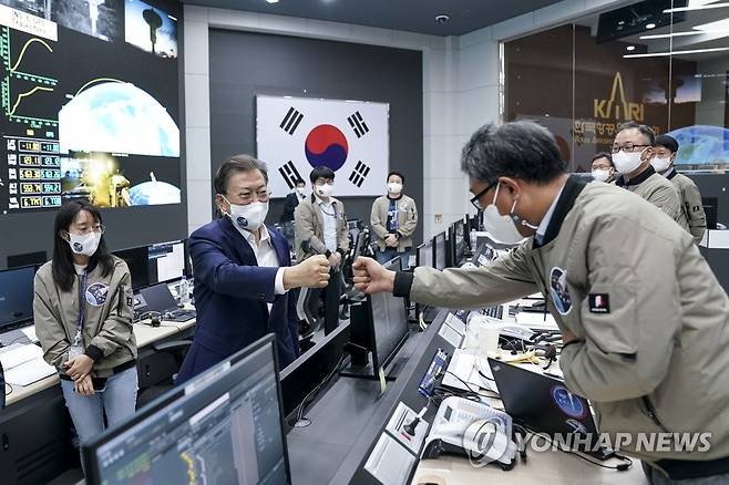 연구원 격려하는 문재인 대통령 (고흥=연합뉴스) 최재구 기자 = 문재인 대통령이 21일 오후 한국형 발사체 '누리호(KSLV-2)'의 발사 참관을 마치고 전남 고흥 나로우주센터 발사통제관리실을 찾아 연구원들을 격려하고 있다.  2021.10.21 jjaeck9@yna.co.kr