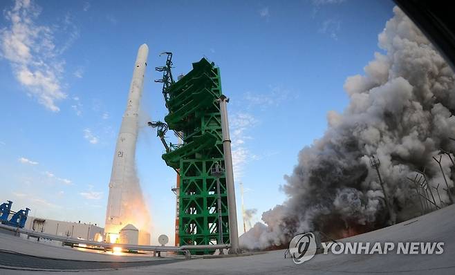 누리호, 우주로 날아오르다 (고흥=연합뉴스) 순수 국내 기술로 설계·제작된 한국형 발사체 누리호(KSLV-ll)가 21일 전남 고흥군 나로우주센터에서 발사되고 있다. 누리호는 1.5t급 실용위성을 지구 저궤도(600~800km)에 투입하기 위해 만들어진 3단 발사체이며 엔진 설계에서부터 제작, 시험, 발사 운용까지 모두 국내 기술로 완성한 최초의 국산 발사체이다. 2021.10.21 [사진공동취재단] photo@yna.co.kr