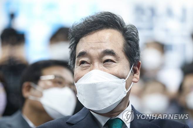 '필연캠프' 해단식 참석한 이낙연 전 대표 (서울=연합뉴스) 더불어민주당 이낙연 전 대표가 지난 14일 서울 여의도 대산빌딩에서 열린 이낙연 필연캠프 해단식에 참석해 있다. 2021.10.14 [이낙연 캠프 제공. 재판매 및 DB 금지] toadboy@yna.co.kr