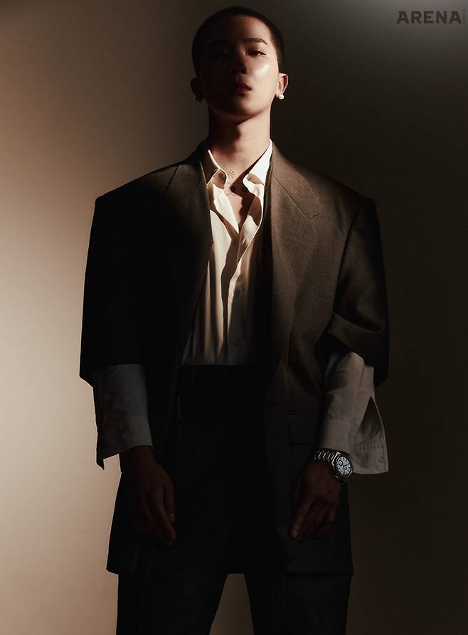 스테인리스 스틸 케이스, 티크 패턴의 실버 블루 다이얼, 스테인리스 스틸 브레이슬릿의 씨마스터 아쿠아 테라 150m 코‑액시얼 마스터 크로노미터 스몰 세컨즈 41mm 8백10만원 오메가 제품.