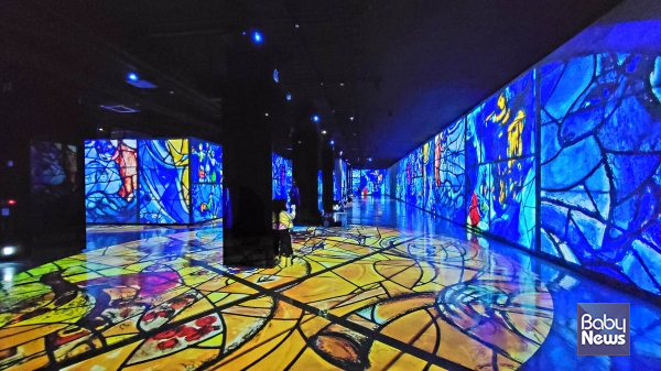 몰입형 미디어아트 '빛의 벙커' 전시장. 클래식과 재즈 거장들의 음악이 지중해에서 활동한 화가들의 작품들과 함께 미디어아트로 구현되면서, 관람객들의 시각과 청각을 자극한다. ⓒ김재원