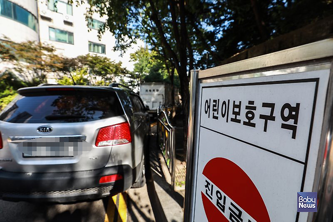 22일 서울 마포구의 한 초등학교 앞 어린이 보호구역에 여전히 차량들이 불법주차 되어 있다. 김재호 기자 ⓒ베이비뉴스