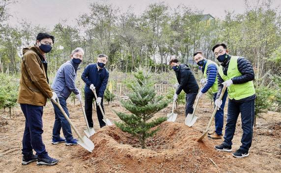 ▲지난 21일 경기 파주시 탄현면 접경지역에서 풀무원과 평화의숲, 북부지방산림청, 남북산림협력센터 주요 관계자들이 ‘풀무원 평화의 숲’을 조성하기 위한 나무심기를 하고 있다.(사진=풀무원)