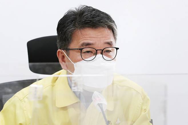 류근혁 중앙재난안전대책본부 제1총괄조정관(보건복지부 2차관)이 22일 오전 세종시 정부세종청사에서 열린 신종 코로나바이러스 감염증(코로나19) 대응 중앙재난안전대책본부 회의를 주재하며 발언하고 있다. (사진=연합뉴스)
