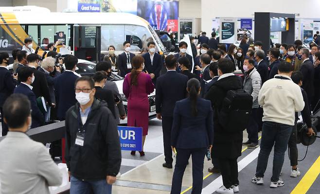 21일 대구 북구 엑스코에서 열린 ‘대구 국제 미래자동차엑스포 2021’ 행사가 관람객의 발길이 이어지며 활기를 되찾았다. 지난해 행사는 신종 코로나바이러스 감염증(코로나19) 확산 방지를 위해 참가업체 관계자를 제외한 일반 시민의 관람을 제한했었다. (사진=연합뉴스)