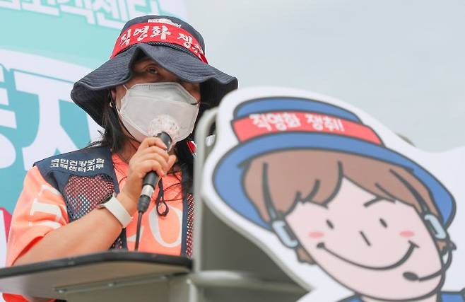 지난달 6일 오전 서울 여의도 국회 앞에서 열린 건강보험콜센터 노동자 직접고용 촉구 기자회견에서 건강보험콜센터 직원이 정규직 전환을 촉구하며 발언하고 있다. (사진=연합뉴스)