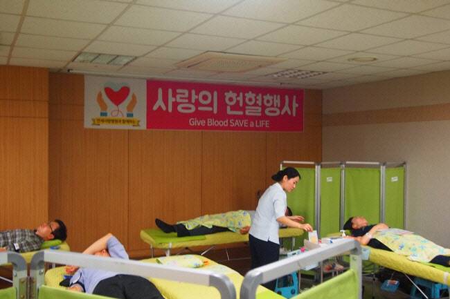 이 사진은 지난 2019년 진행된 연세사랑병원 헌혈 행사 사진으로 코로나 19 사태 이전 촬영된 것이다.