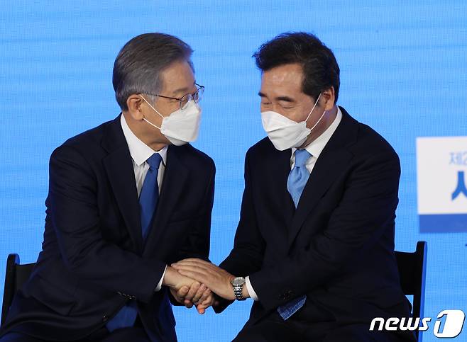 이재명 더불어민주당 대선 후보와 이낙연 전 대표./뉴스1 © News1 국회사진취재단