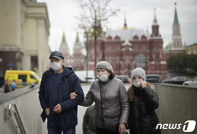 러시아 모스크바의 한 거리에서 행인들이 마스크를 쓴 채 걷고 있다. © AFP=뉴스1