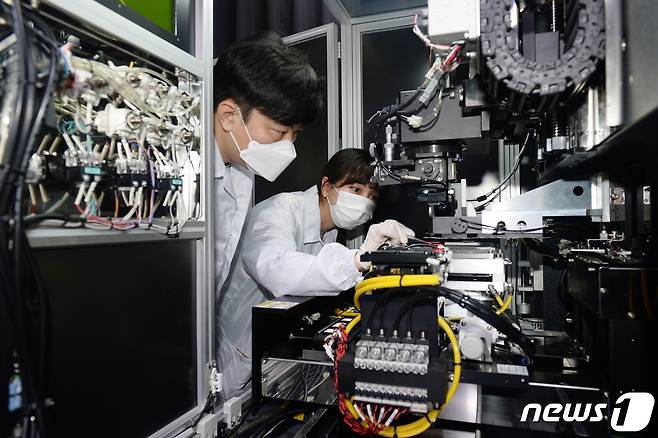 ETRI 연구진이 마이크로LED 동시 전사·접합 기술을 시연하는 모습(ETRI 제공) ©뉴스1