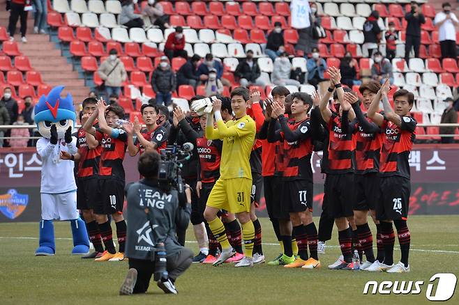 28일 경북 포항시 스틸야드에서 열린 프로축구 '하나원큐 K리그1 2021' 홈 개막전 포항 스틸러스와 인천 Utd경기에서 2대1 역전승을 거둔 스틸러스 선수들이 자축하고 있다. 2021.2.28/뉴스1 © News1 최창호 기자