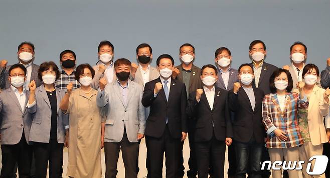 김영록 전라남도지사가 6월11일 여수세계박람회장 컨퍼런스홀에서 열린 ‘제28차 UN기후변화협약 당사국총회(COP28) 남해안·남중권 유치위원회’ 제4차 집행위원회 회의에서 권오봉 여수시장, 류중구·조세윤 공동자문위원장, 이상훈·정석만 위원장 등 집행위원들과 기념촬영을 하고 있다.(전남도 제공) 2021.6.11/뉴스1 © News1 전원 기자