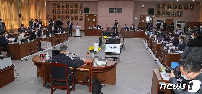 20일 경기도 수원시 팔달구 경기도청에서 열린 국회 국토교통위원회의 경기도청에 대한 국정감사에서 조응천 감사반장이 의사봉을 두드리고 있다. 2021.10.20/뉴스1 © News1 국회사진취재단