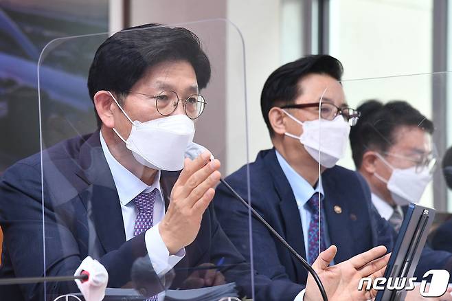 노형욱 국토교통부 장관이 21일 서울 여의도 국회에서 열린 국토교통위원회 국토교통부·행정중심복합도시건설청·새만금개발청 등에 대한 종합국정감사에서 의원들의 질의에 답변하고 있다. 2021.10.21/뉴스1 © News1 구윤성 기자