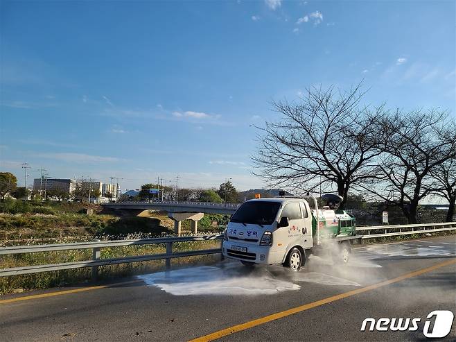 조류인플루엔자 예방을 위한 방역차량 모습(광주시 보건환경연구원 제공)© 뉴스1