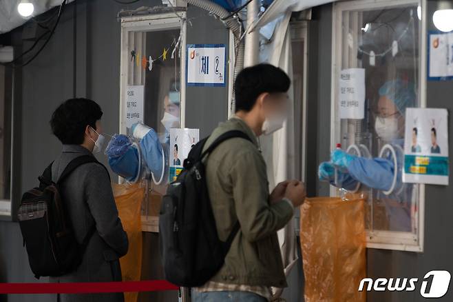 22일 서울역광장에 마련된 신종 코로나바이러스 감염증(코로나19) 중구 임시선별검사소를 찾은 시민들이 검체채취를 하고 있다. 2021.10.22/뉴스1 © News1 유승관 기자